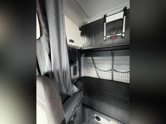 2021 FREIGHTLINER CASCADIA CA126