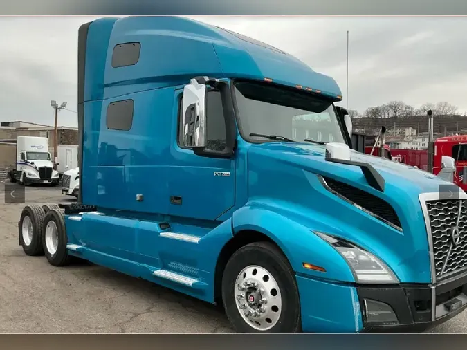 2021 VOLVO VNL64T760