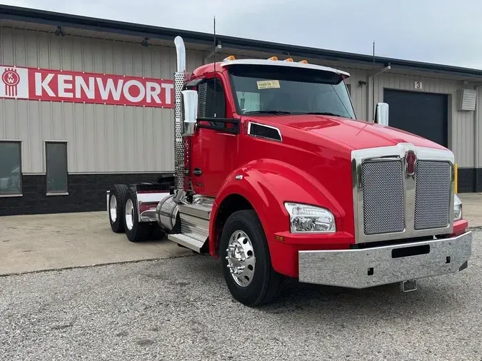 2025 Kenworth T880