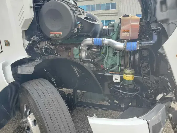 2022 VOLVO VNL64T740