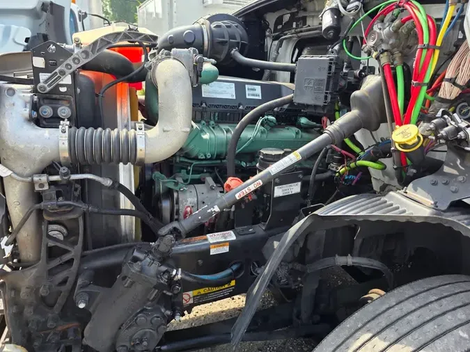 2019 VOLVO VNR64T-640
