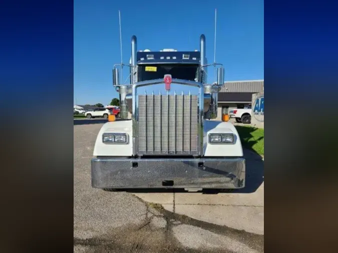 2025 Kenworth W900L