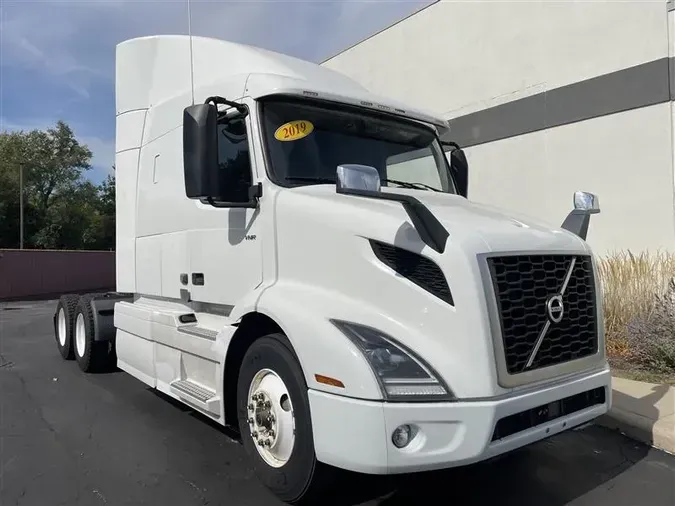 2019 VOLVO VNR640