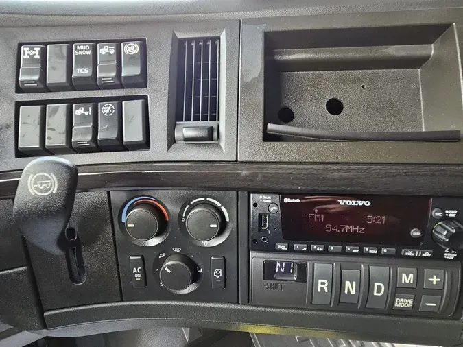 2023 VOLVO VNL64T860