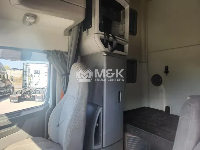 2020 VOLVO VNL64T760