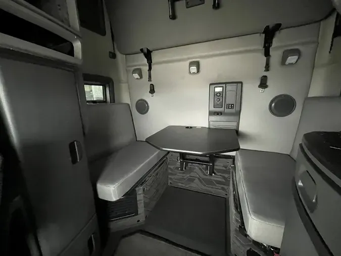 2021 VOLVO VNL64T760