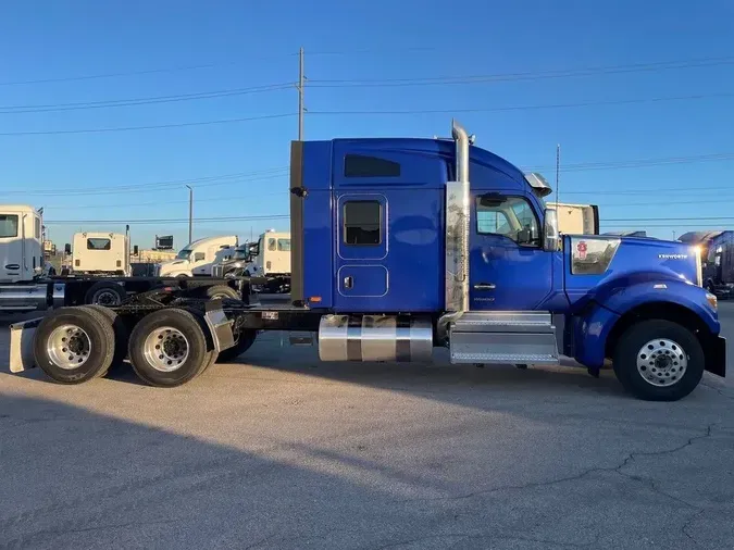 2025 Kenworth W990