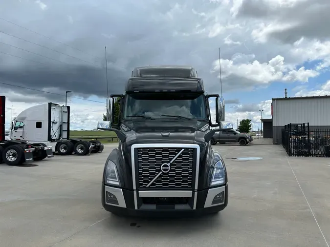 2025 VOLVO VNL64T740