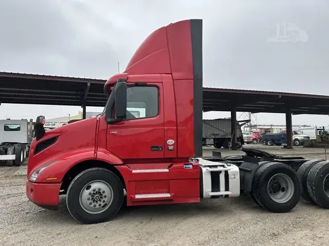 2020 VOLVO VNR64T300