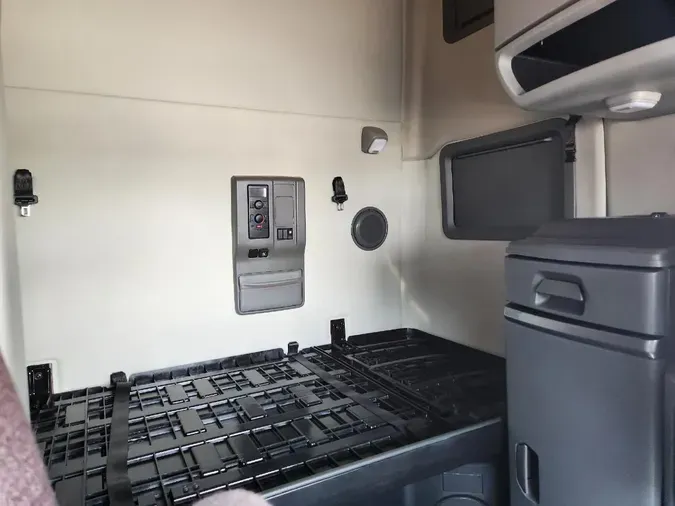 2022 VOLVO VNL64T760