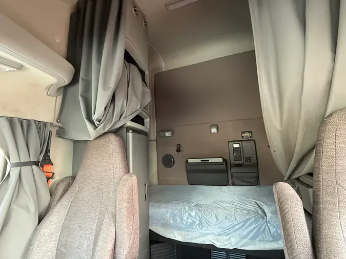 2019 Volvo VNL64T760