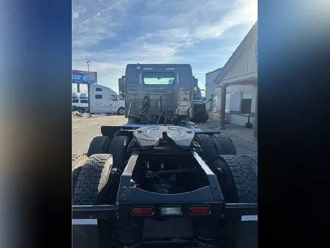 2022 VOLVO VNR64T300