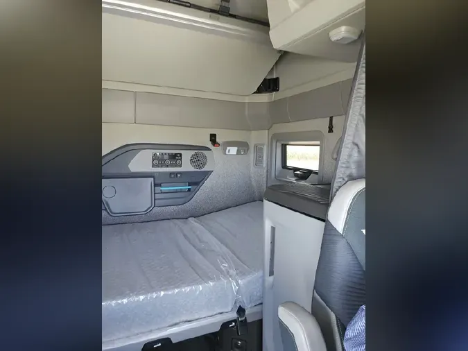 2025 VOLVO VNL64TV04