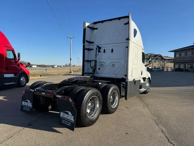 2022 FREIGHTLINER Cascadia 126