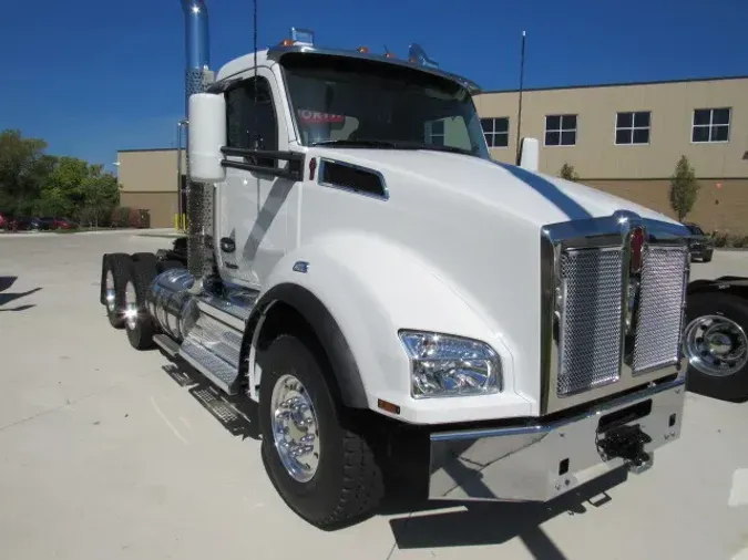 2025 Kenworth T880