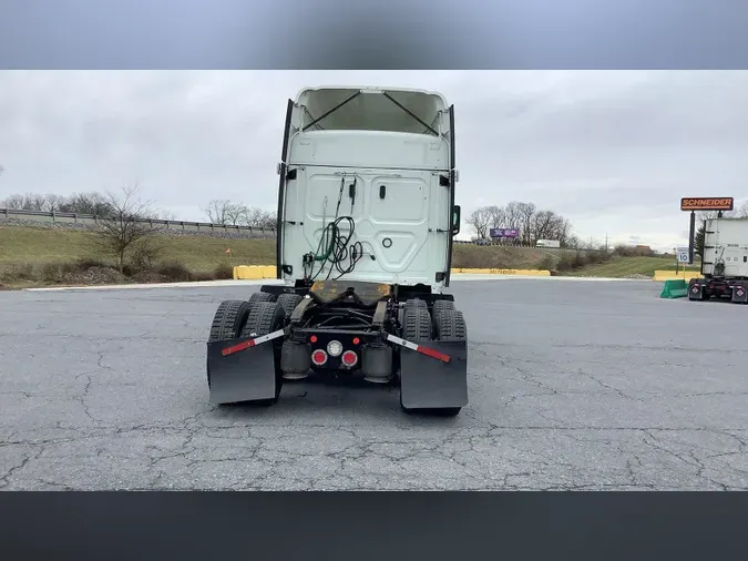 2021 Freightliner Cascadia 1260b8e56b06389beb1623f321a6ca888fd