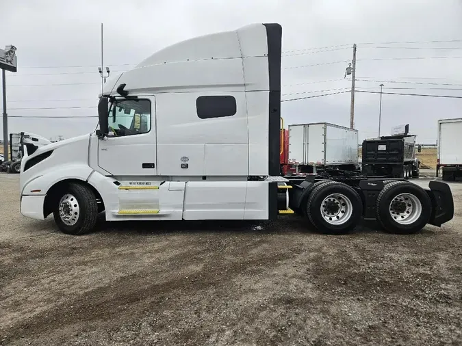 2021 VOLVO VNL64T740