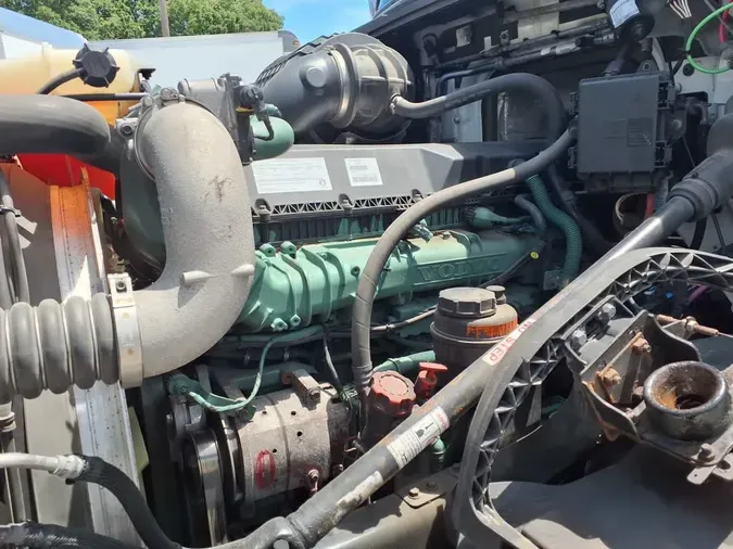 2017 VOLVO VNL42T 300