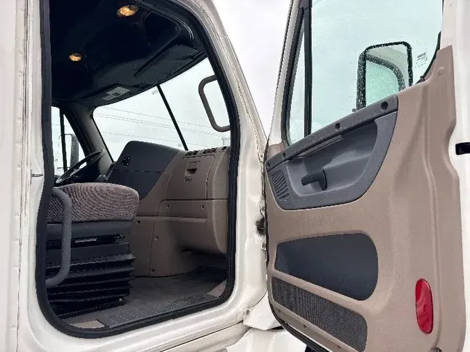 2020 Freightliner X12564ST