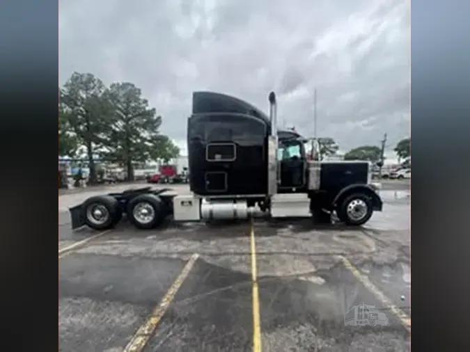 2022 PETERBILT 389
