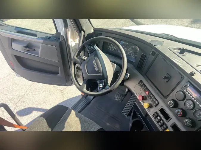2020 Freightliner Cascadia 126