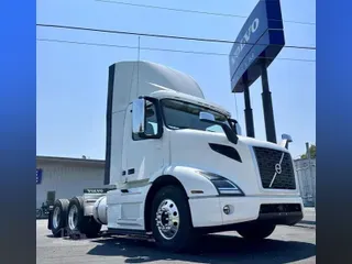 2026 VOLVO VNR64T300