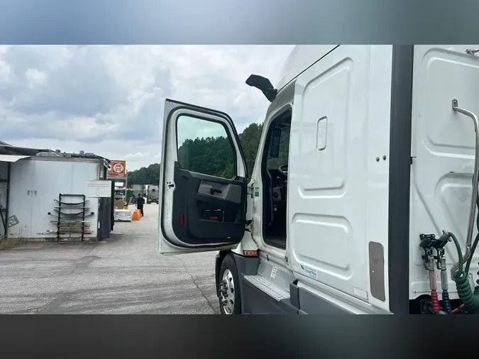 2020 Freightliner Cascadia 126