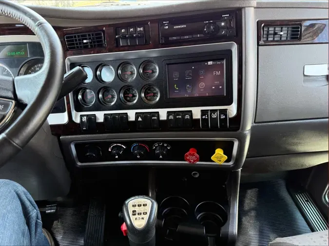 2023 Kenworth W900