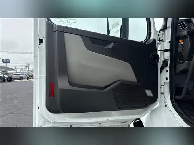 2020 VOLVO VNR640
