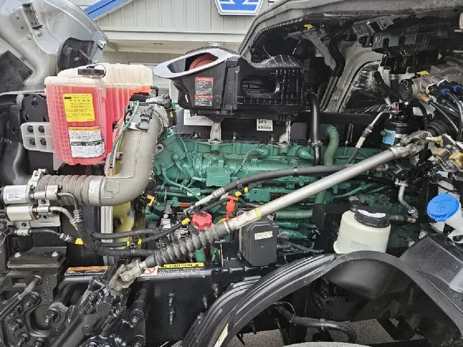 2025 VOLVO VNL64T860