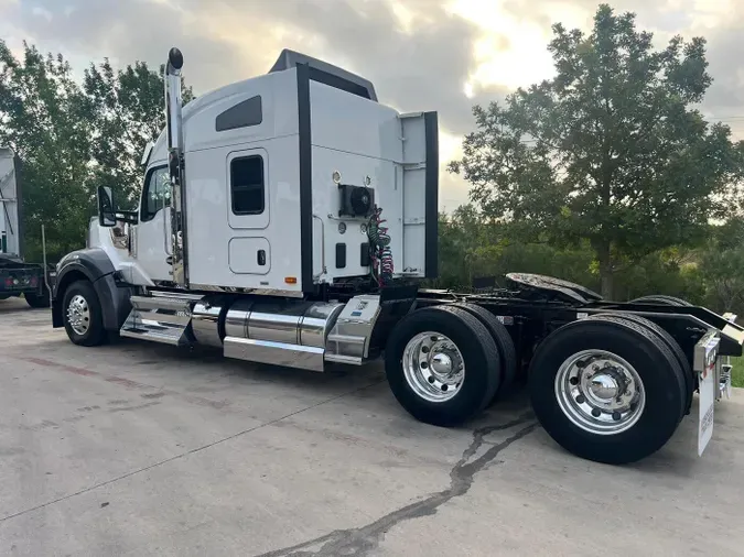 2023 Kenworth W990