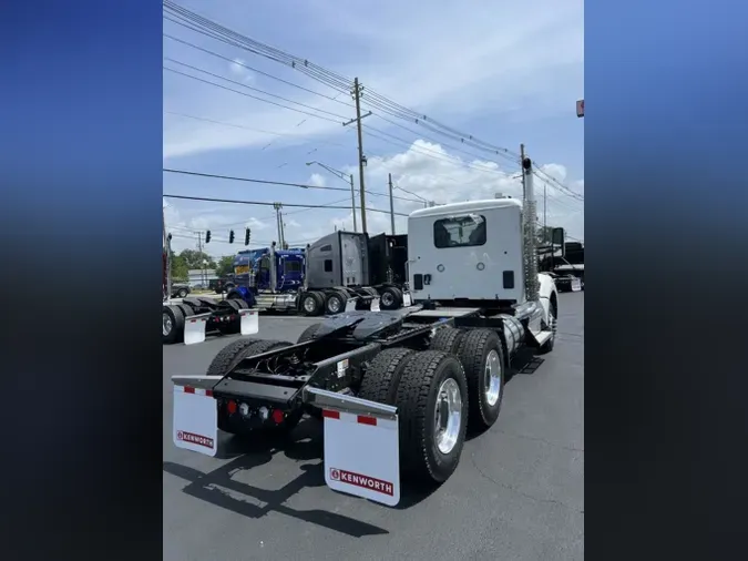 2025 Kenworth T880