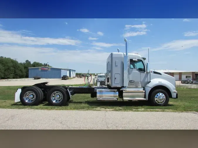 2025 Kenworth T880