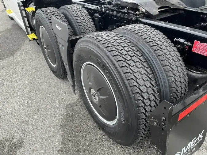 2022 VOLVO VNL64T740