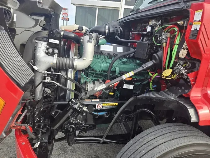 2022 VOLVO VNR64T300