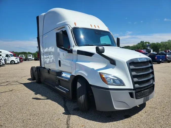 2021 FREIGHTLINER Cascadia 126
