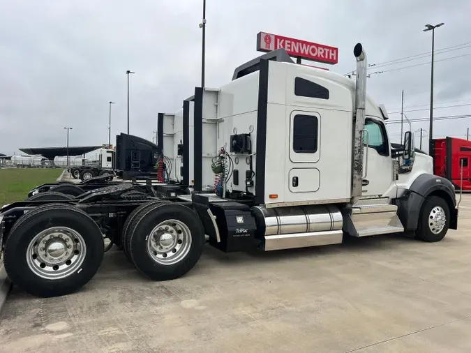 2023 Kenworth W990