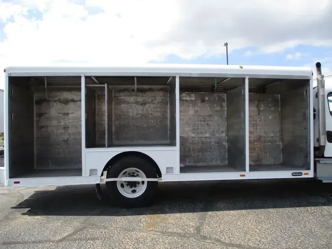 2015 FREIGHTLINER M2 106