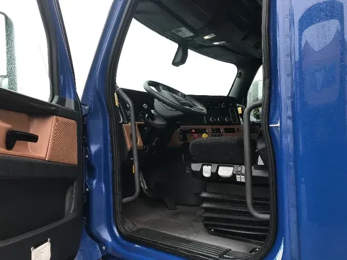 2019 Freightliner T12664ST