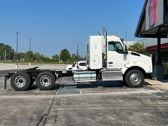 2025 Kenworth T880