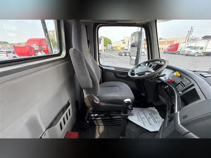 2020 VOLVO VNL300