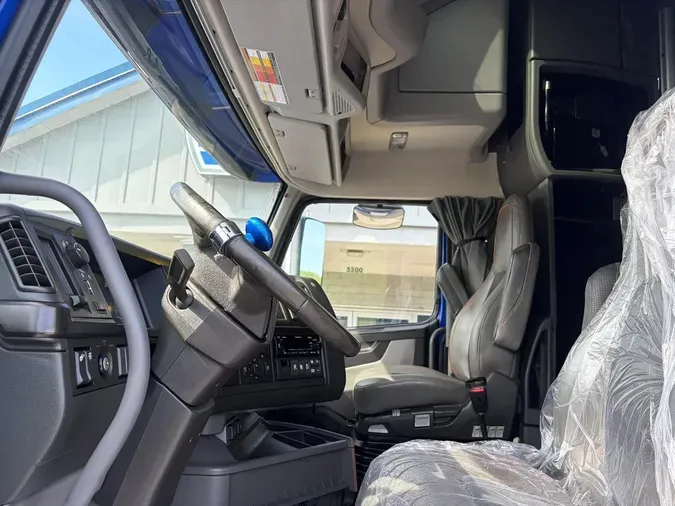 2023 VOLVO VNL64T860