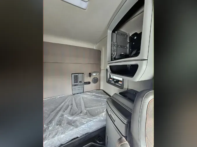 2022 VOLVO VNL64T740