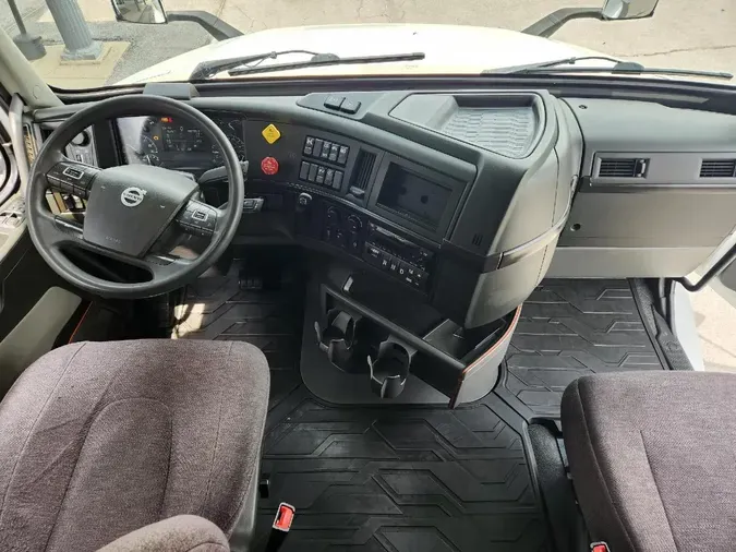 2023 VOLVO VNL64T860