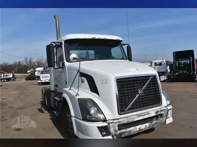 2011 VOLVO VNL64T300