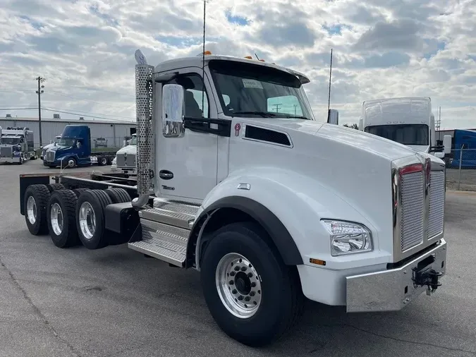 2025 Kenworth T880