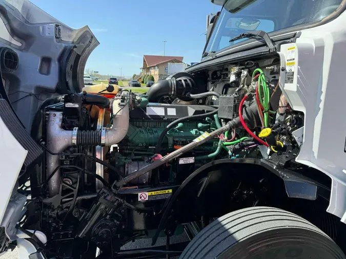 2023 VOLVO VNL64T760