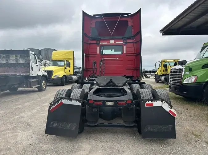 2021 VOLVO VNR64T300