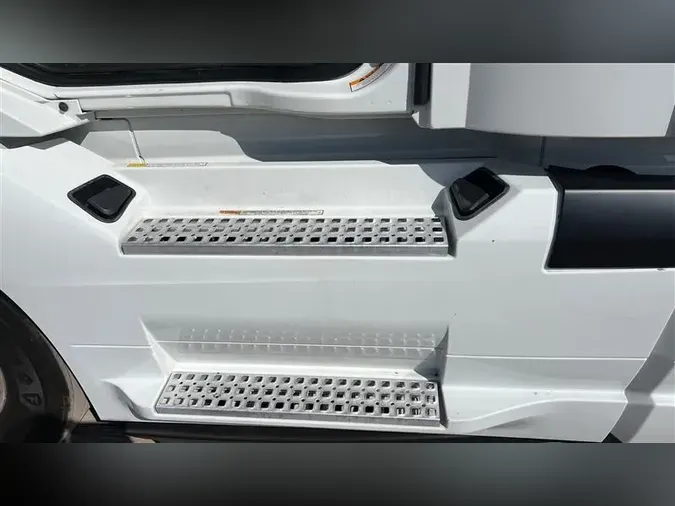 2021 VOLVO VNL860