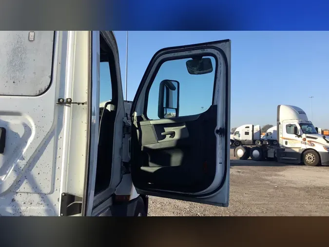 2020 Freightliner Cascadia 126